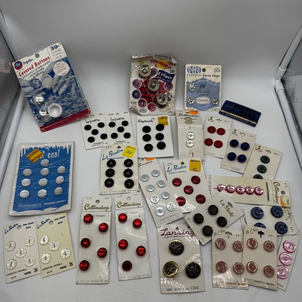 Vintage Lot Of Buttons On Cards 26 Vogue Le Chic Lansing La Petite Le Bouton